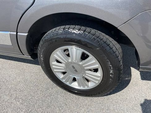 Used 2012 Lincoln Navigator 4WD image 17