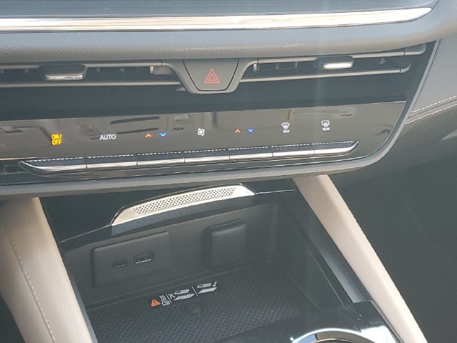 Certified 2025 Buick Envision Preferred AWD/4WD image 30