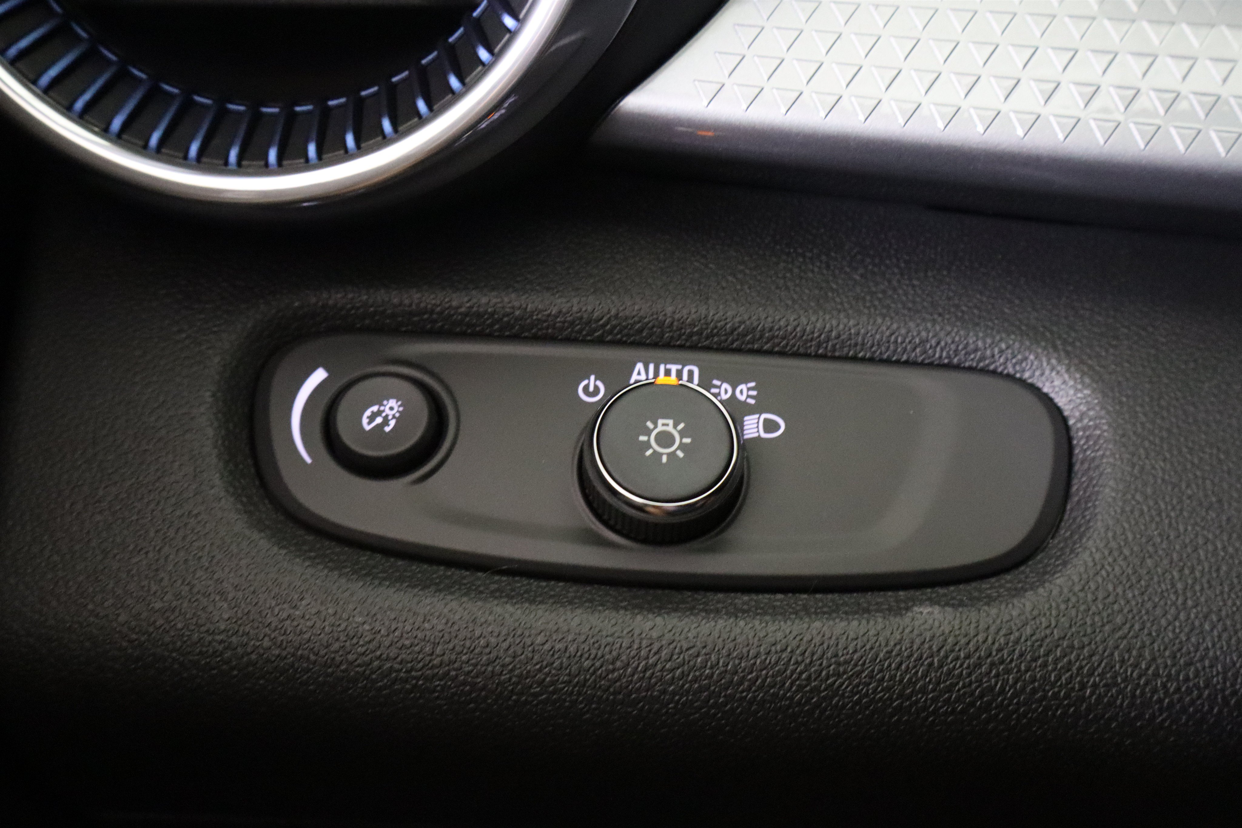 New 2026 Chevrolet Trax LT w/ Midnight Edition FWD image 34