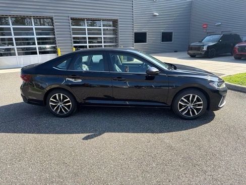 Used 2025 Volkswagen Jetta SE FWD image 3