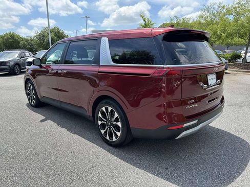 Used 2024 Kia Carnival EX FWD image 3