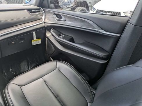 Used 2025 Jeep Grand Cherokee L Limited RWD image 19