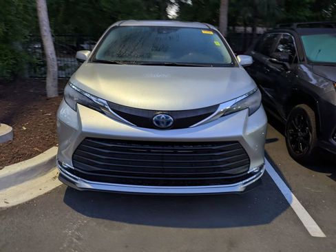 Used 2024 Toyota Sienna XLE image 2