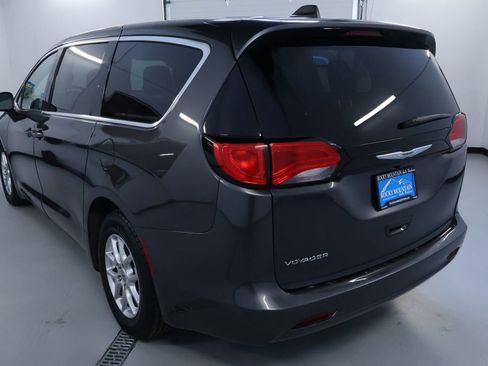 Used 2023 Chrysler Voyager LX image 5