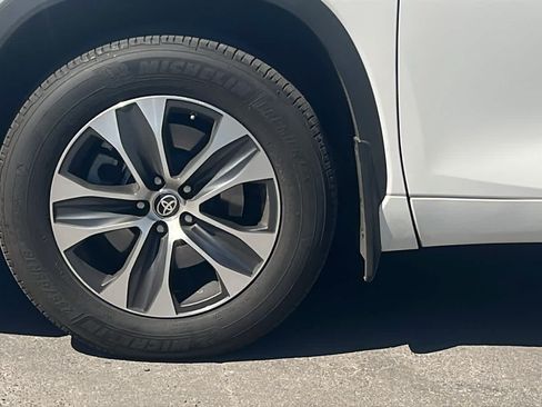 Used 2020 Toyota Highlander XLE AWD/4WD image 9