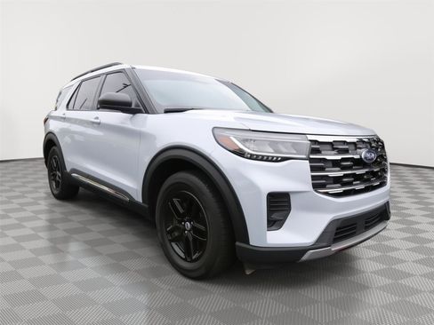 Used 2025 Ford Explorer Active RWD image 2