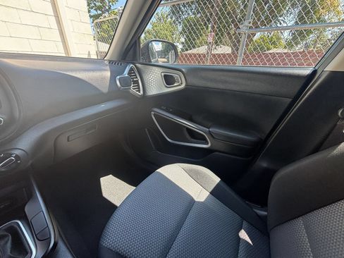 Used 2025 Kia Soul LX w/ LX Technology Package FWD image 32
