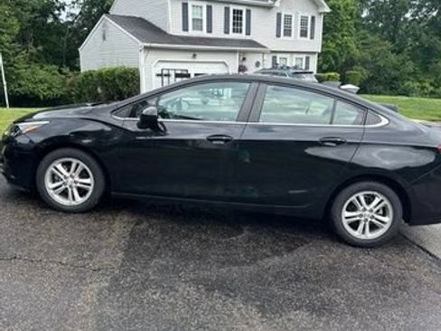 Used 2017 Chevrolet Cruze LT w/ Convenience Package FWD image 2