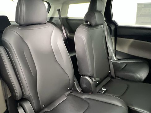 New 2026 Kia Carnival FWD image 30
