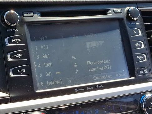 Used 2019 Toyota Highlander XLE FWD image 12
