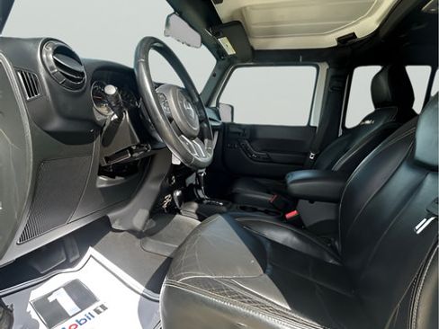 Used 2015 Jeep Wrangler Unlimited Sahara w/ Connectivity Group AWD/4WD image 10