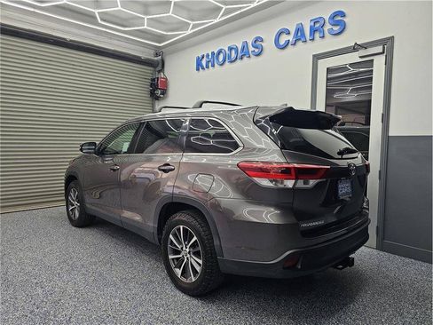 Used 2019 Toyota Highlander XLE FWD image 3