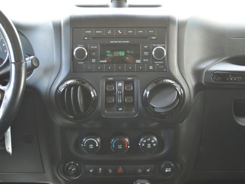 Used 2014 Jeep Wrangler Unlimited Sahara image 33