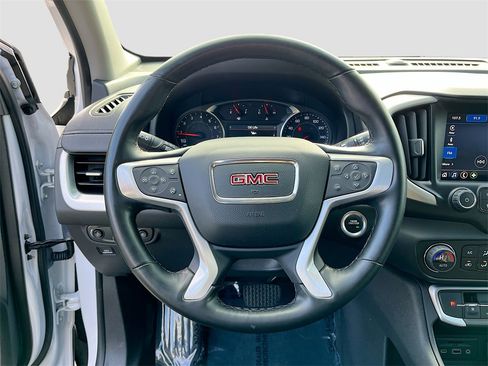 Used 2024 GMC Terrain SLT image 10