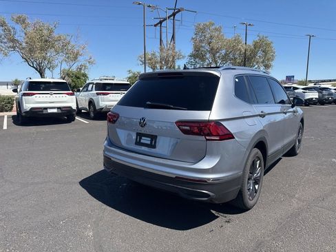 Used 2023 Volkswagen Tiguan SE w/ Panoramic Sunroof Package image 9