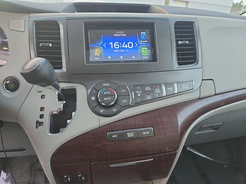 Used 2011 Toyota Sienna XLE image 22