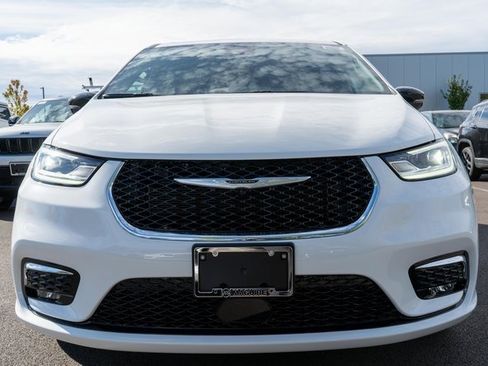 New 2026 Chrysler Pacifica Select image 3