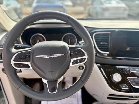 Used 2024 Chrysler Pacifica Touring-L image 16