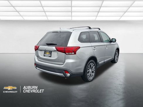Used 2018 Mitsubishi Outlander ES AWD/4WD image 3