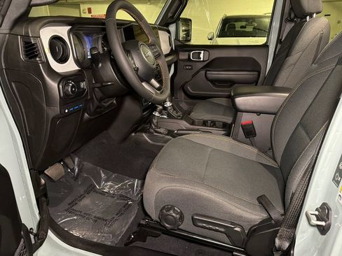 Used 2024 Jeep Wrangler Unlimited w/ Convenience Group AWD/4WD image 18