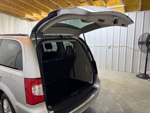 Used 2012 Chrysler Town & Country Touring-L w/ Premium Group FWD image 10