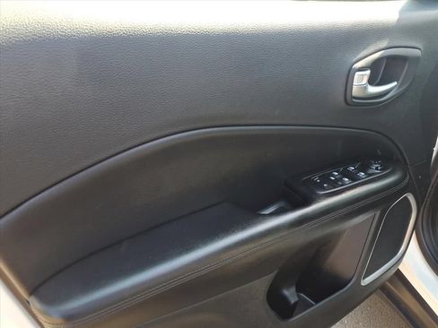 Used 2021 Jeep Compass Latitude AWD/4WD image 5