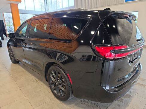 Used 2025 Chrysler Pacifica Limited FWD image 11