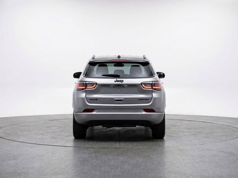 Used 2025 Jeep Compass Limited image 7