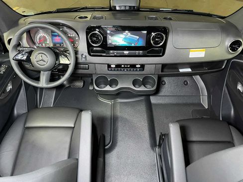 Used 2025 Mercedes-Benz Sprinter 2500 image 40