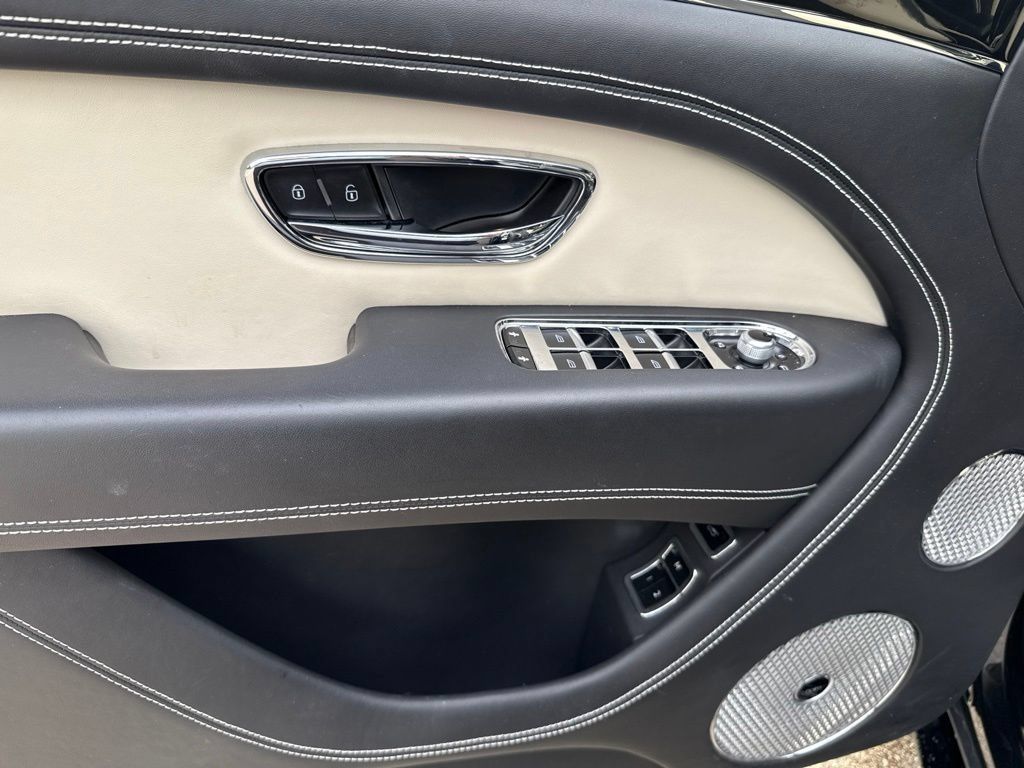 Used 2022 Bentley Bentayga AWD/4WD image 12
