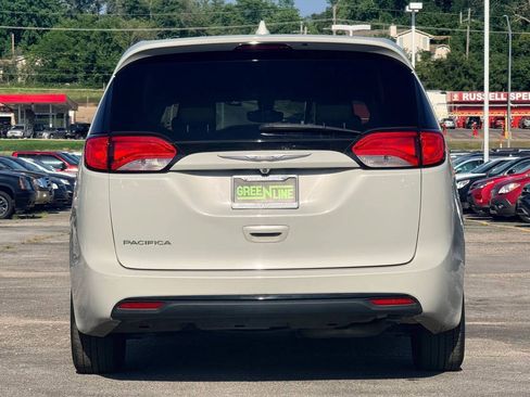 Used 2017 Chrysler Pacifica Touring FWD image 4