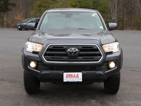 Used 2019 Toyota Tacoma SR5 AWD/4WD image 2
