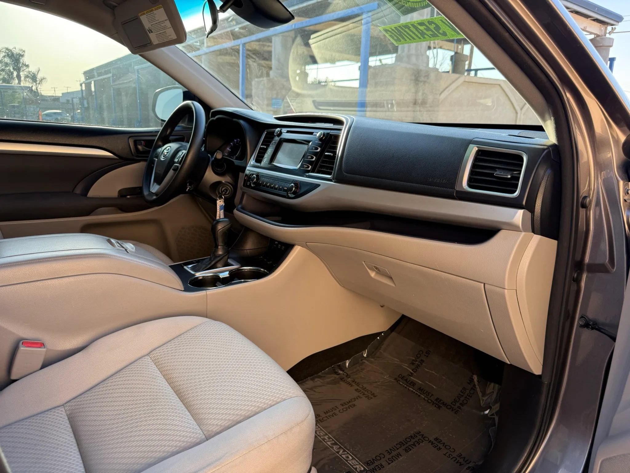 Used 2018 Toyota Highlander LE w/ Carpet Mat Package (TMS) AWD/4WD image 18
