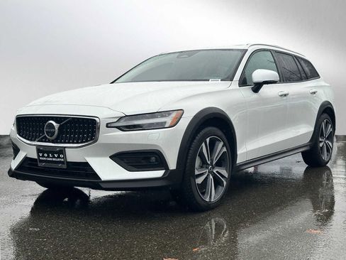 Certified 2025 Volvo V60 B5 Cross Country Plus image 7