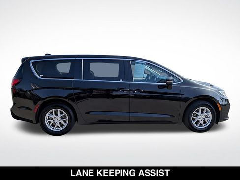 Used 2023 Chrysler Pacifica Touring-L FWD image 10