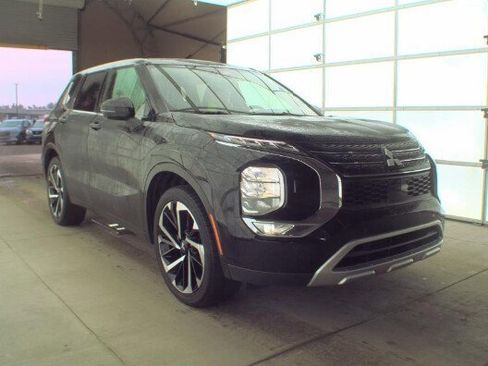 Used 2024 Mitsubishi Outlander SE image 1