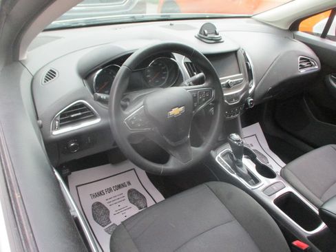 Used 2018 Chevrolet Cruze LT w/ Convenience Package FWD image 7