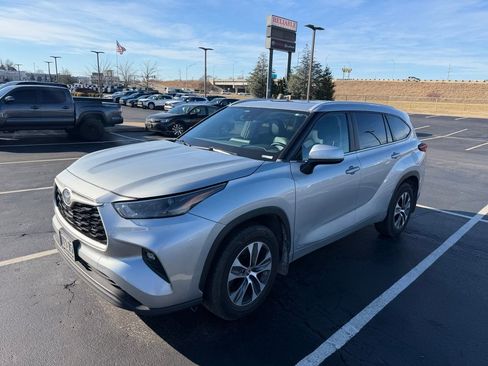 Certified 2023 Toyota Highlander XLE image 9