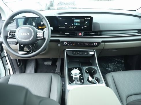 New 2025 Kia Carnival EX image 9