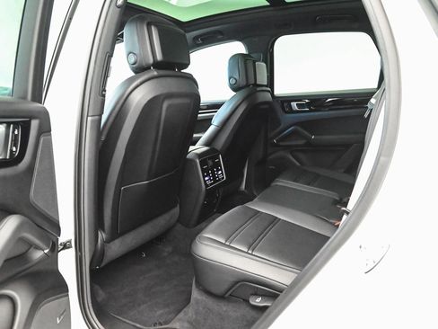 Used 2022 Porsche Cayenne Platinum Edition image 31