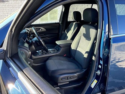 Used 2023 Chevrolet Traverse LT image 3