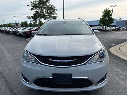 Used 2019 Chrysler Pacifica Touring-L Plus FWD image 2