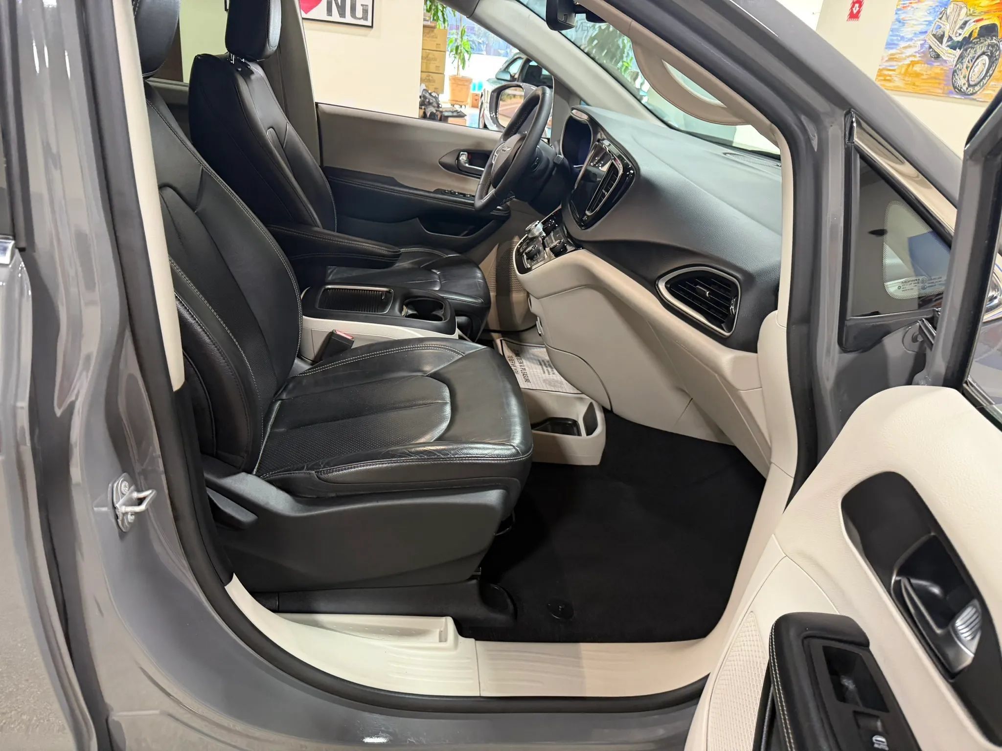 Used 2022 Chrysler Pacifica Touring-L FWD image 33