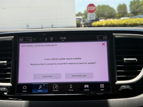 Used 2022 Chrysler Pacifica Touring-L FWD image 16