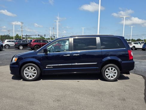 Used 2015 Chrysler Town & Country Touring w/ Driver Convenience Group FWD image 15