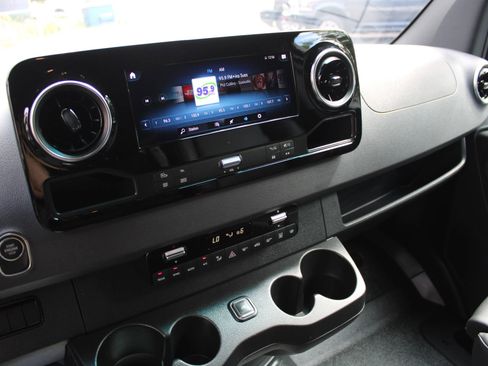 Used 2024 Mercedes-Benz Sprinter 2500 image 14