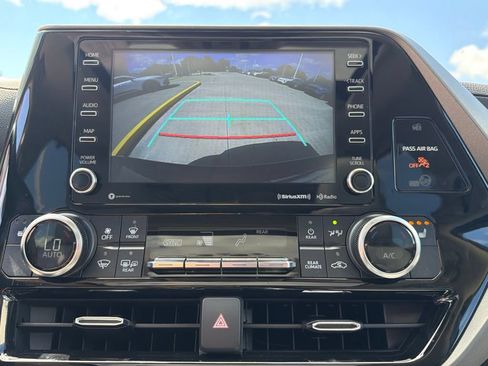 Used 2022 Toyota Highlander XLE AWD/4WD image 16