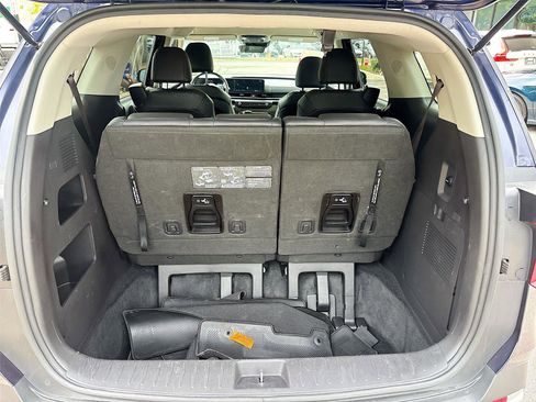 Used 2025 Kia Carnival FWD image 28