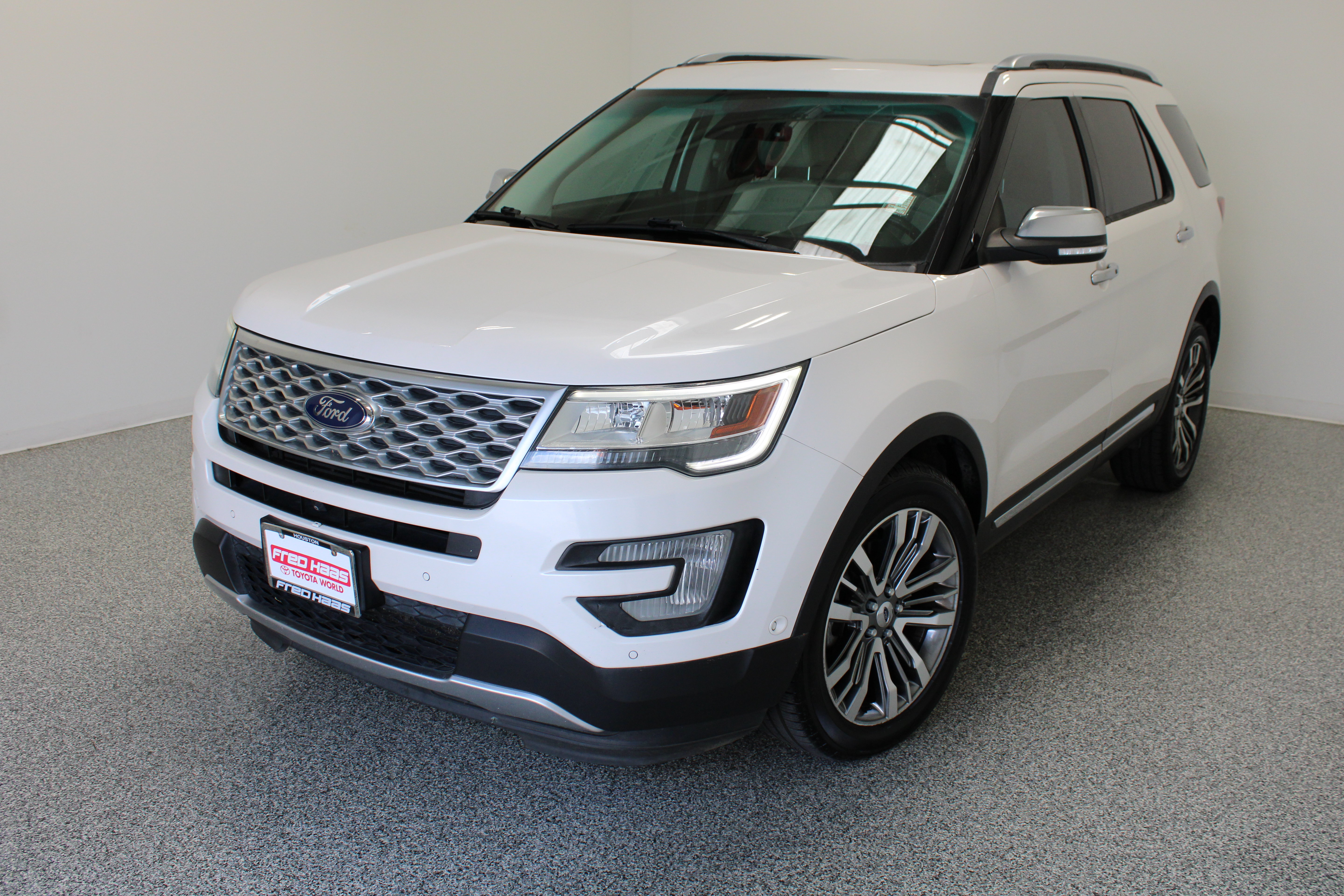 Used 2017 Ford Explorer Platinum AWD/4WD image 2