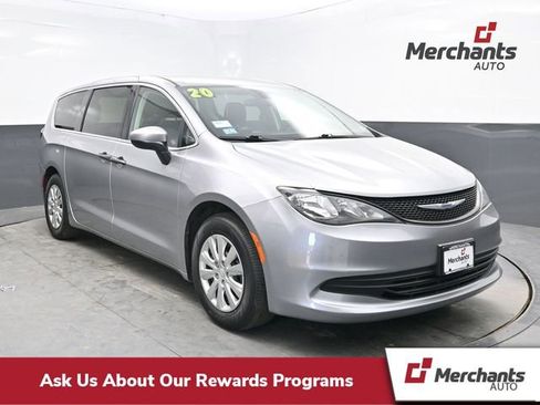 Used 2020 Chrysler Voyager L FWD image 1